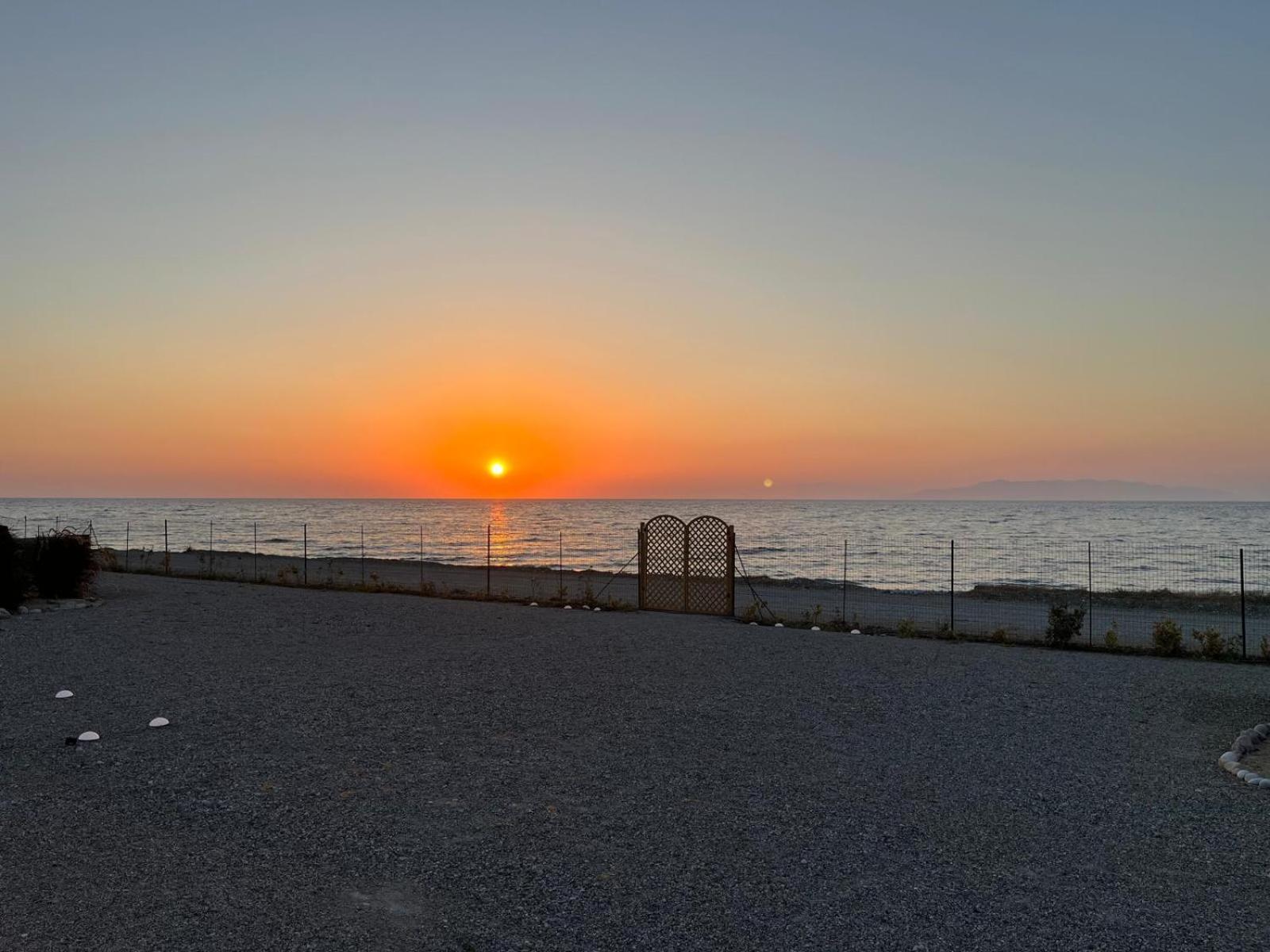 Lambou Beach Sunset Soroni المظهر الخارجي الصورة